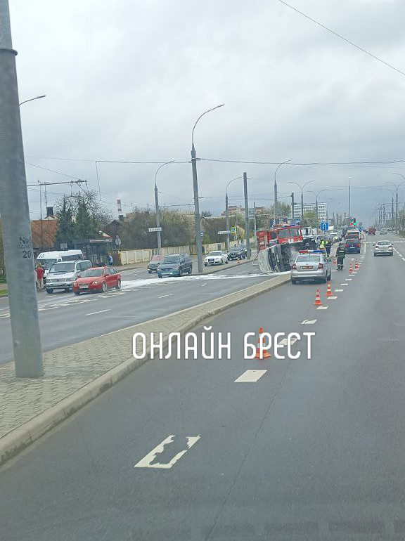 В Бресте возле Кобринского моста перевернулась маршрутка. Первые минуты после ДТП