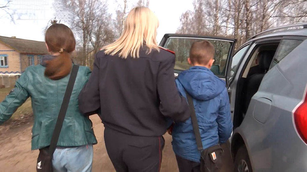 В Могилевской области всю ночь искали подростков. Они прятались в сарае, чтобы вернуться к биологической маме