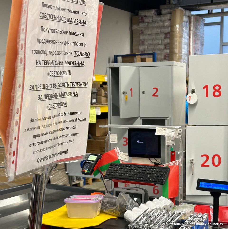 Из магазина запретили вывозить тележки, иначе это «мелкое хищение». Покупательница: «А как попасть на парковку?»