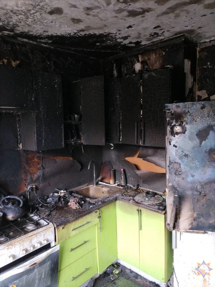 В Лиде дети пытались приготовить сосиски и сожгли квартиру