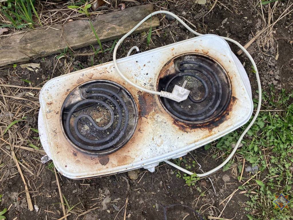 Работники МЧС спасли женщину на пожаре в Бресте