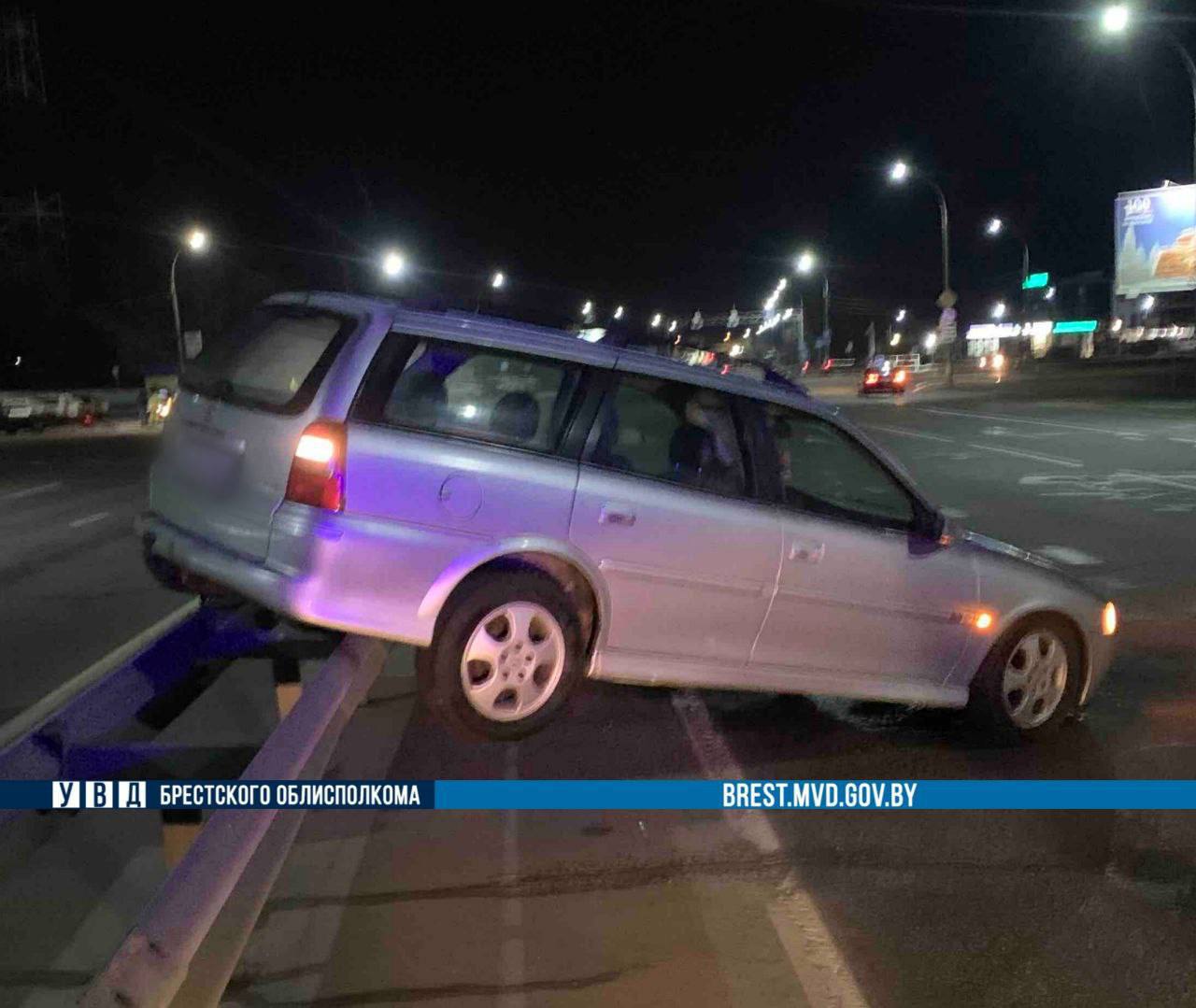 В Бресте автомобиль Opel «запрыгнул» на металлический отбойник