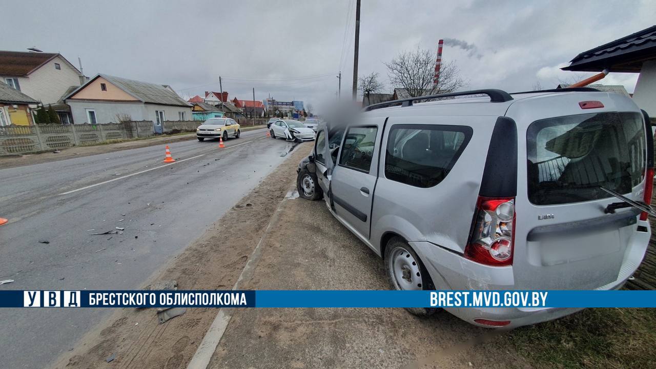 Tesla и Lada столкнулись в Барановичах