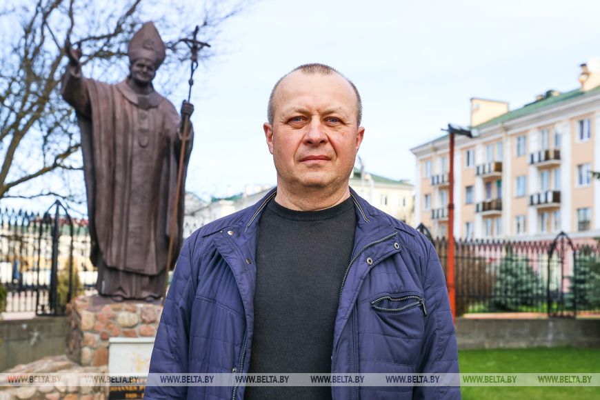 Брестчане приходят в костелы освятить блюда к пасхальному столу