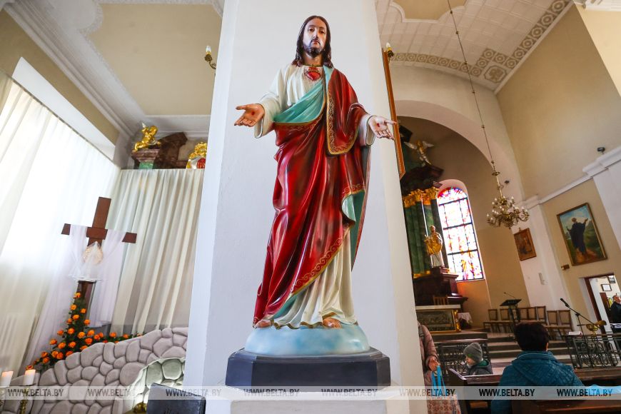 Брестчане приходят в костелы освятить блюда к пасхальному столу