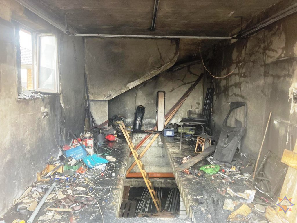 В Бресте в гараже дома загорелись электрический квадроцикл и детский электромобиль