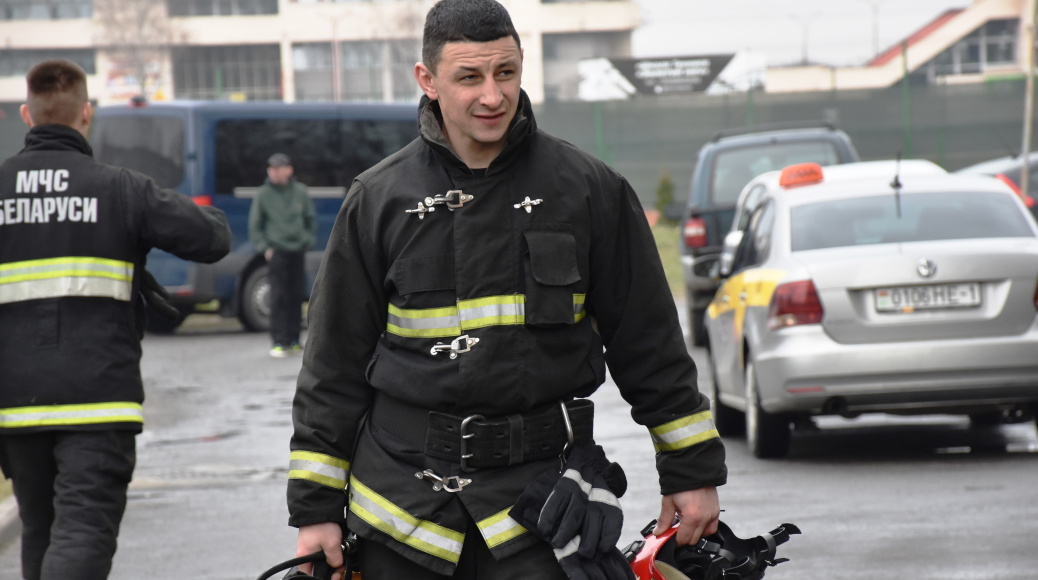 Подъем на 20-й этаж и помощь пострадавшим. Соревнования спасателей-высотников прошли в Бресте