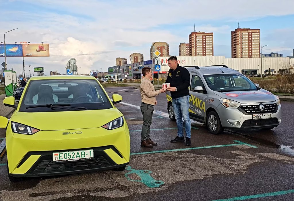 ДВС против электромобиля: брестчане устроили юморной батл