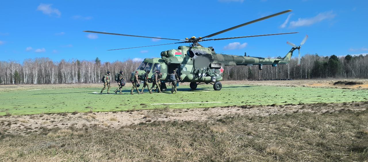 На полигоне Брестский военнослужащие совершили прыжки с парашютом из вертолёта
