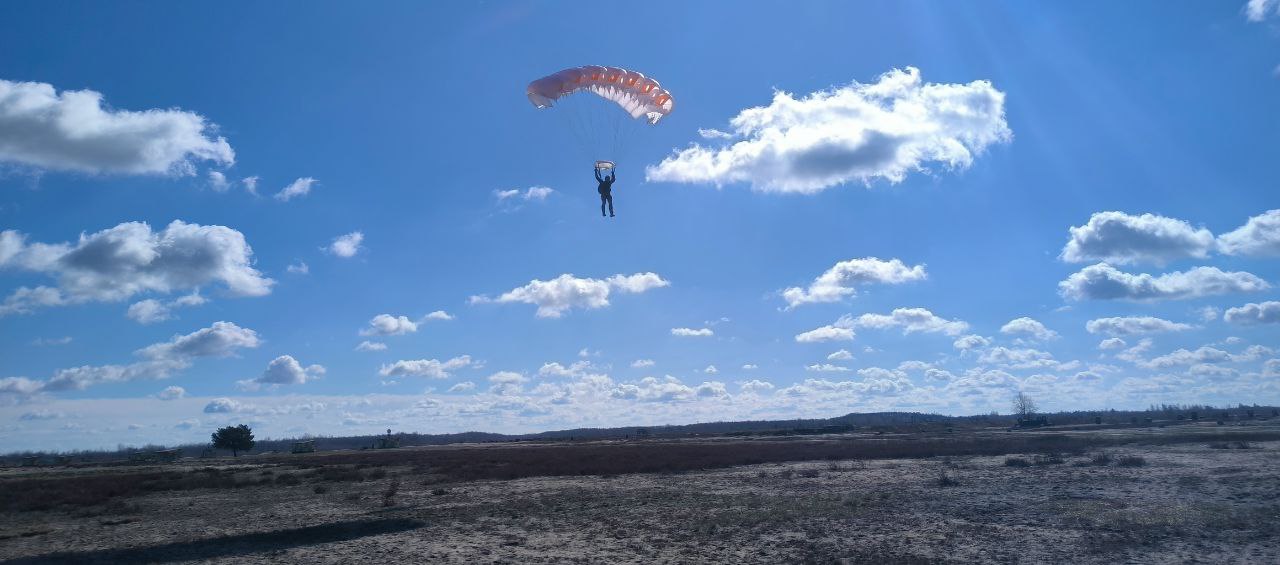 На полигоне Брестский военнослужащие совершили прыжки с парашютом из вертолёта