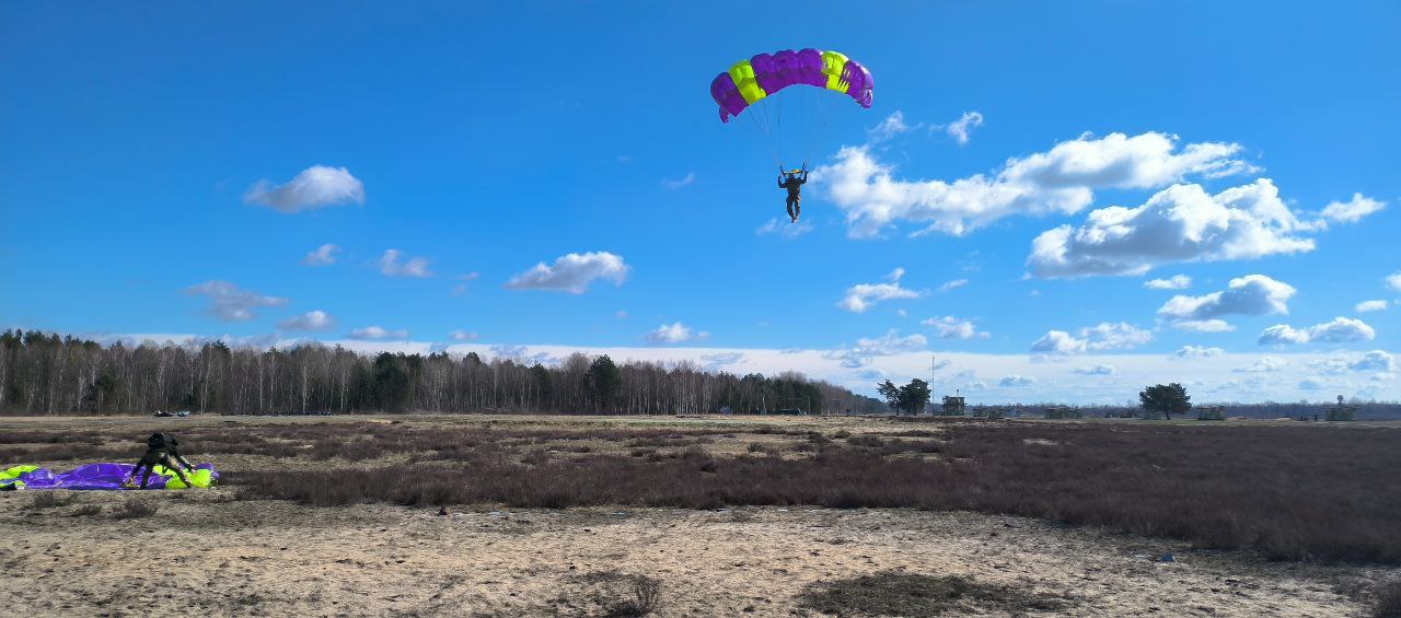 На полигоне Брестский военнослужащие совершили прыжки с парашютом из вертолёта