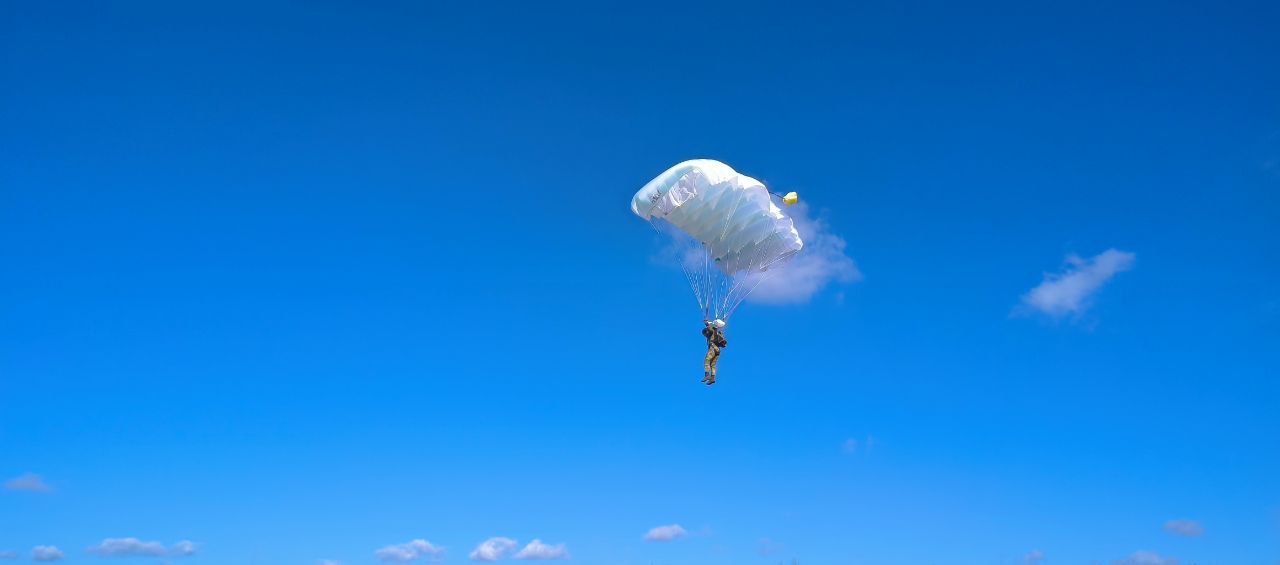 На полигоне Брестский военнослужащие совершили прыжки с парашютом из вертолёта