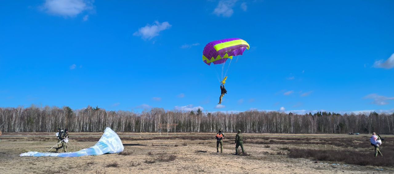 На полигоне Брестский военнослужащие совершили прыжки с парашютом из вертолёта