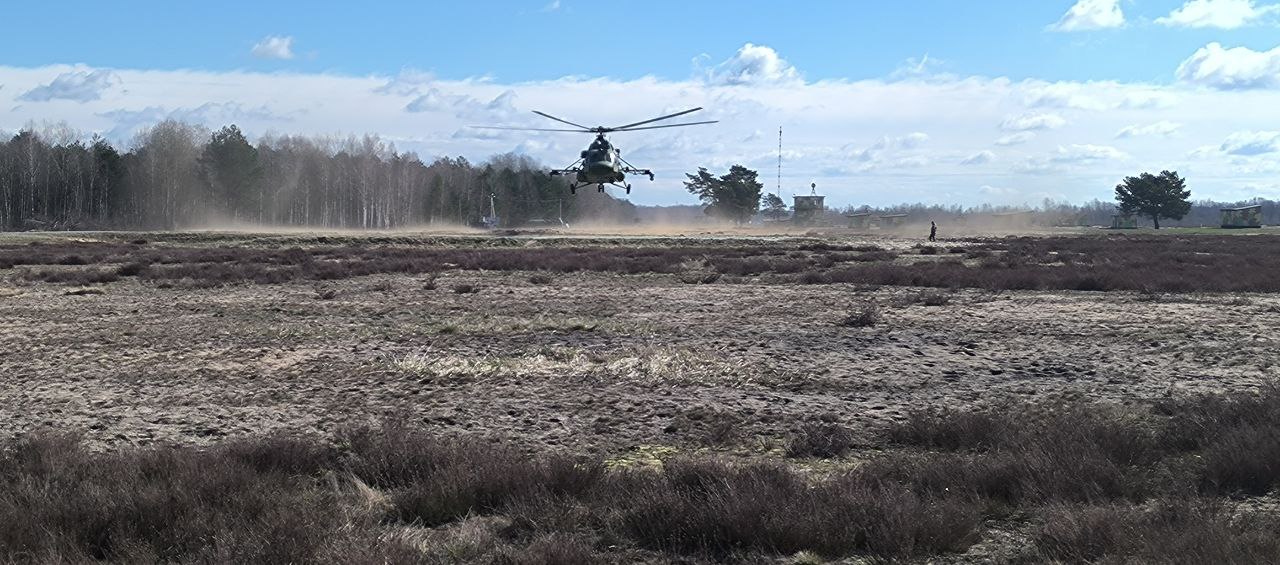 На полигоне Брестский военнослужащие совершили прыжки с парашютом из вертолёта