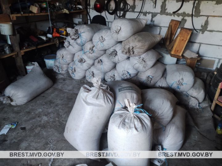 У сельчан нашли в мешках более 1300 кг краденного зерна. Случай в Брестской области