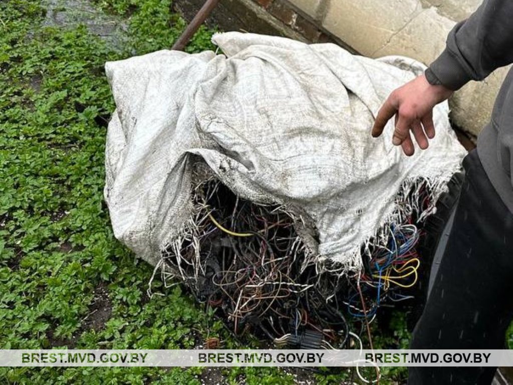 У жителя Кобрина украли 60 кu лома меди и 100 фишек проводки. Сумма ущерба составила более 2000 рублей