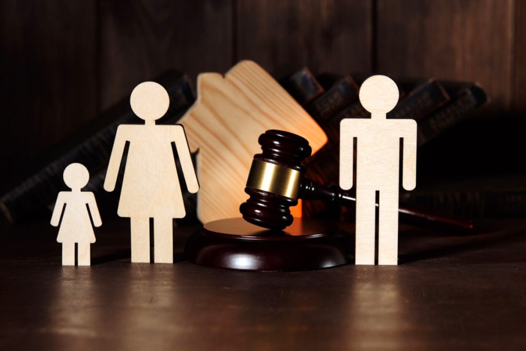 Белорус попытался оспорить отцовство троих неродных детей, чтобы не платить алименты. Что в итоге?