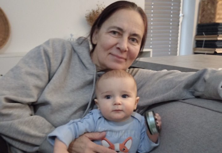 Пироги, подарки, деньги на карманные расходы. Белорусские бабушки рассказали, сколько тратят на внуков