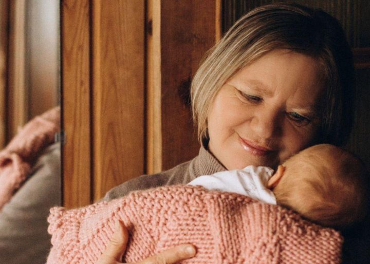 Пироги, подарки, деньги на карманные расходы. Белорусские бабушки рассказали, сколько тратят на внуков