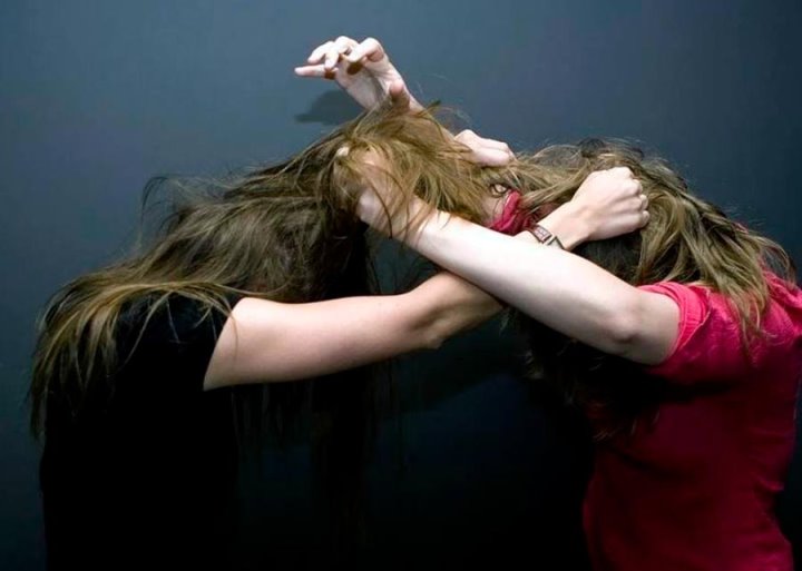 Белоруска в баре толкнула избранницу бывшего супруга — выходка обошлась ей в 9 тыс. рублей