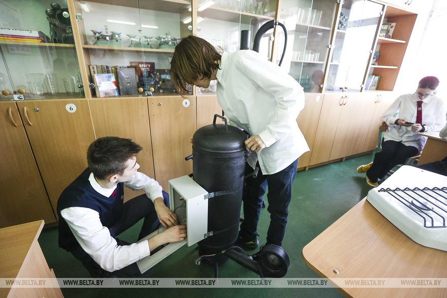 От задумки до патента. Брестские школьники собрали инновационный твердотопливный котел