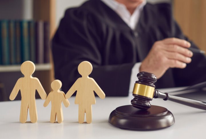 Белорус хотел лишить родительских прав экс-супругу. Что решил суд