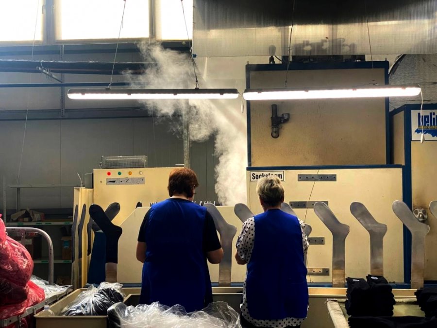 Узнали, как делают носки на Брестском чулочном комбинате