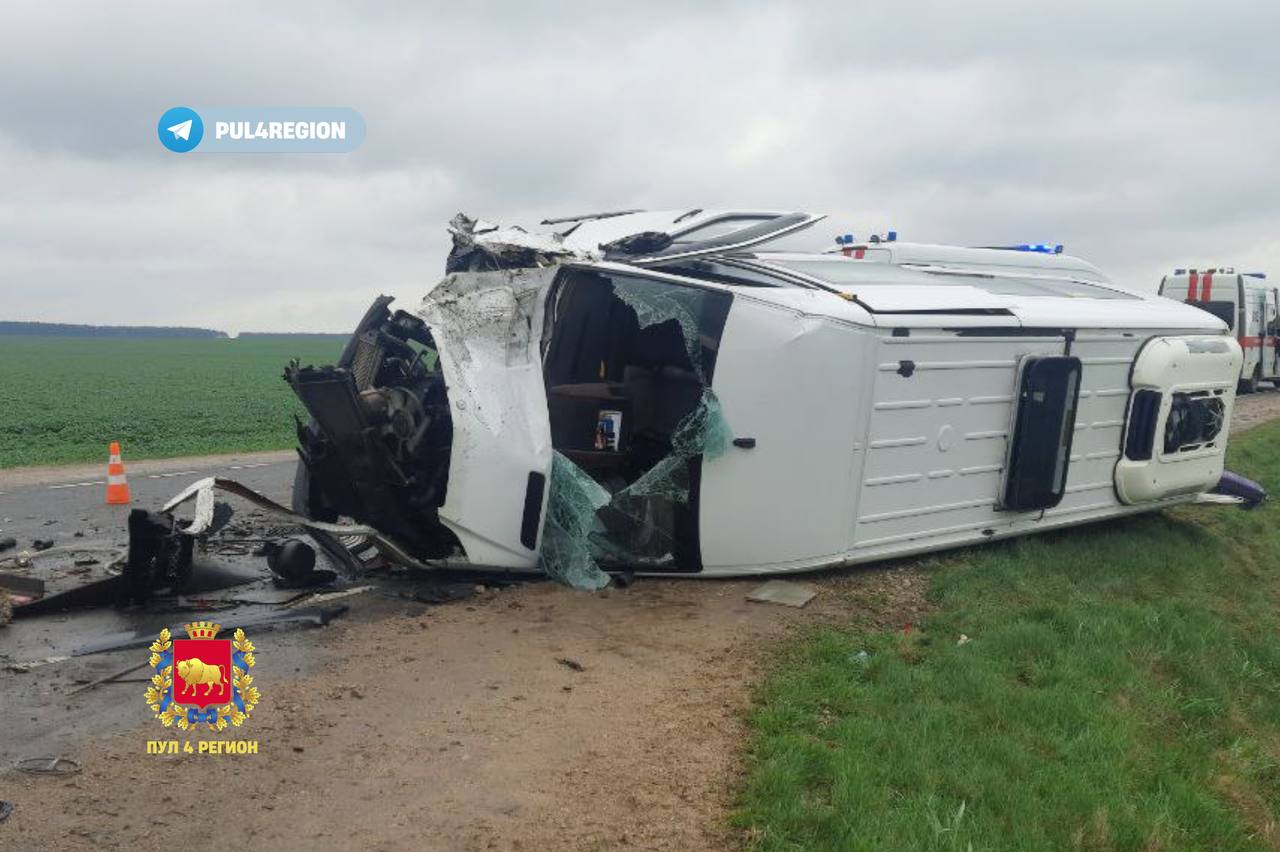 Маршрутка Брест-Гродно столкнулась с трактором. 10 человек в больнице, двое из них — подростки