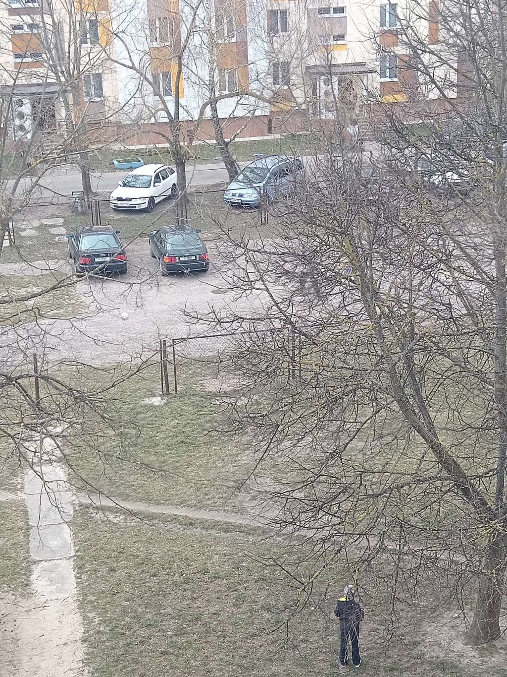 Жители Дроигчина поднимают проблему, связанную с парковкой автомобилей во дворах и на тротуарах