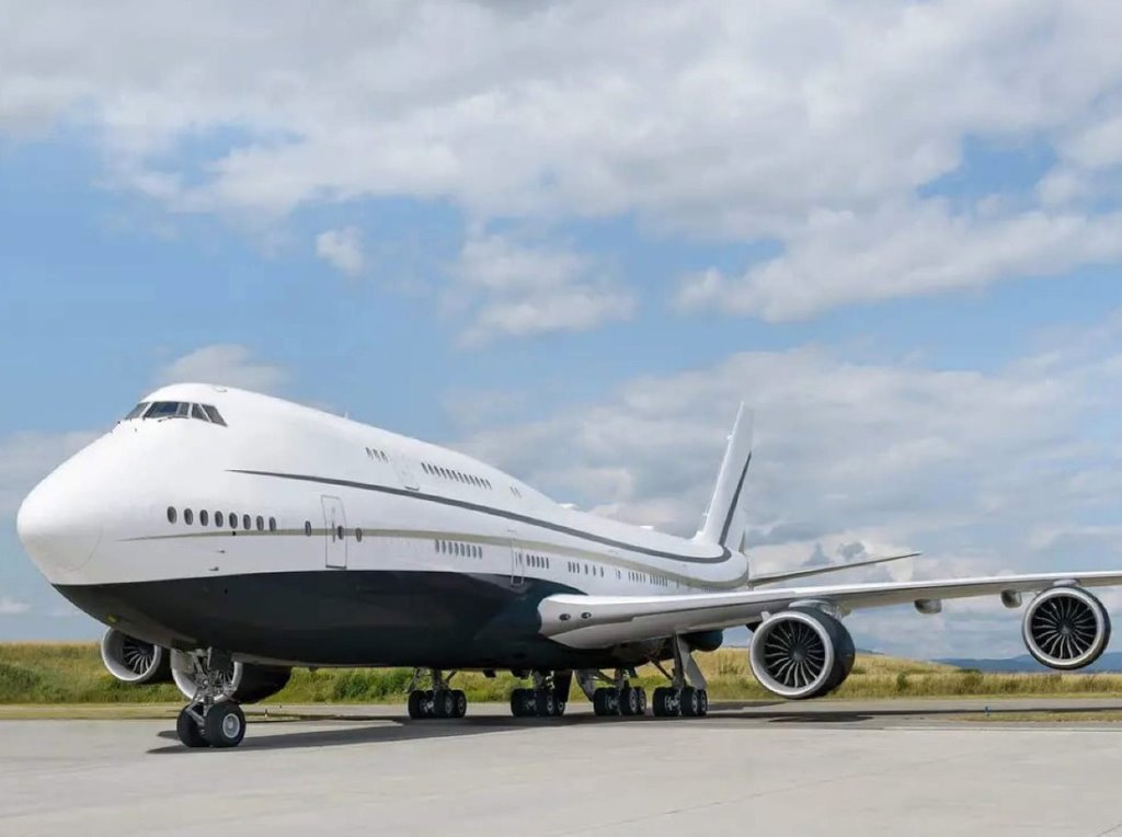 Как выглядит изнутри крупнейший личный самолет в мире