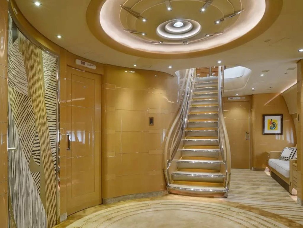 Как выглядит изнутри крупнейший личный самолет в мире