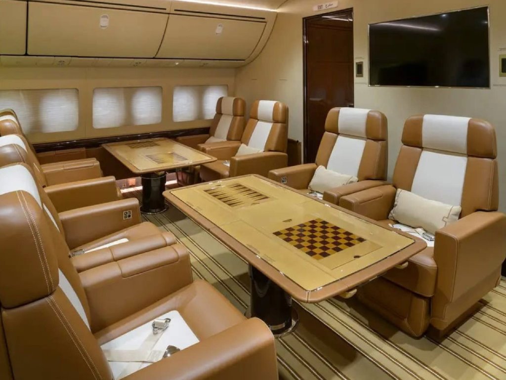 Как выглядит изнутри крупнейший личный самолет в мире