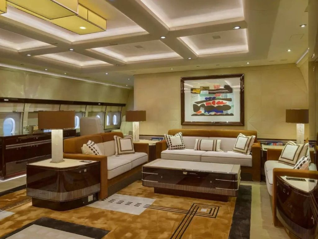 Как выглядит изнутри крупнейший личный самолет в мире