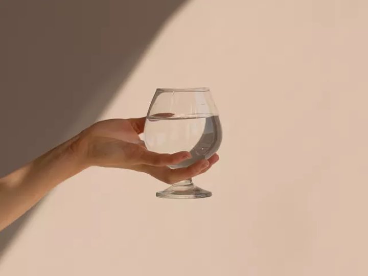 Нужно ли начинать день со стакана воды? Полезно это или вредно?