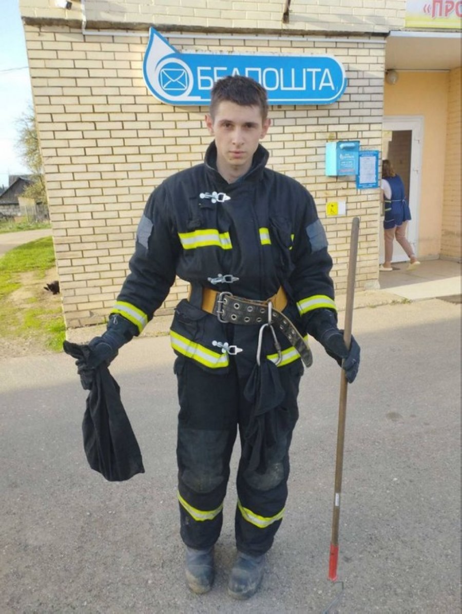Змею на крыльце магазина ловили спасатели в Ляховичском районе