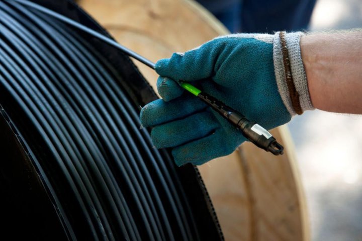 В Барановичах мастер по установке оптоволокна обокрал клиента