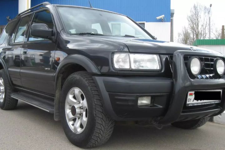 Ни денег, ни автомобиля. Как мошенник покупателя Opel Frontera за нос водил