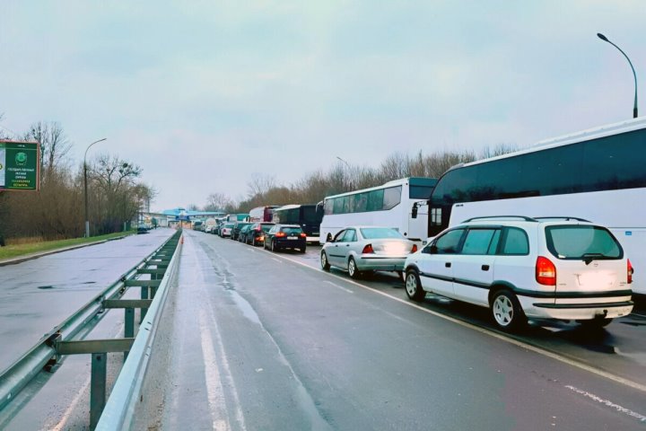 Рейсовые автобусы в Польшу опаздывают более чем на 12 часов. Что о ситуации думают пассажиры?