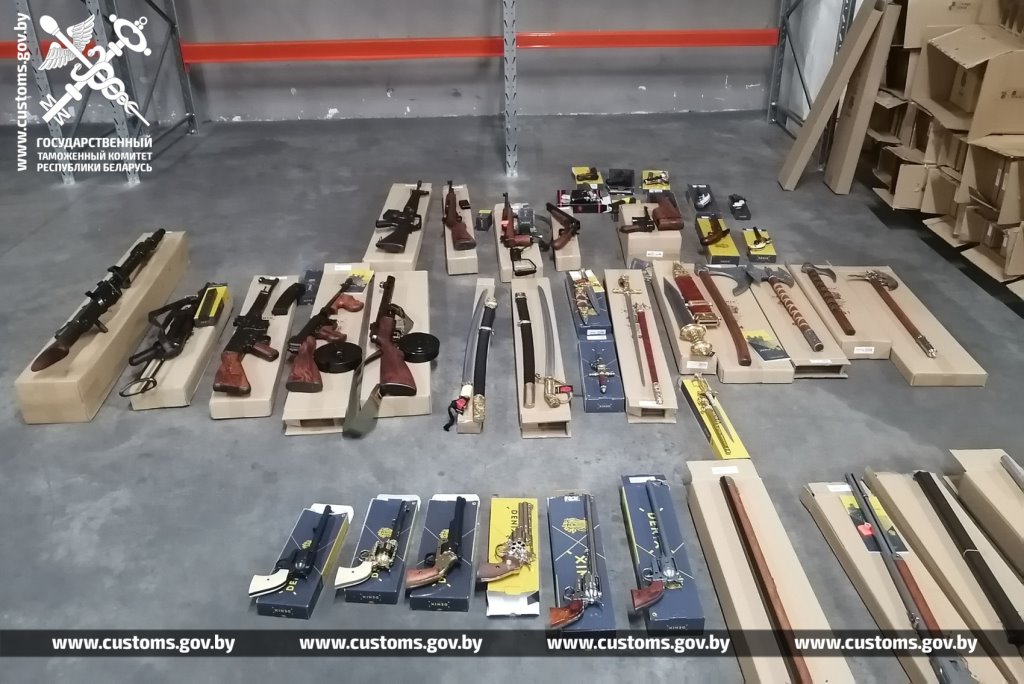 Полторы тысячи макетов оружия везли через «Козловичи» в полтора раза дешевле реальной цены