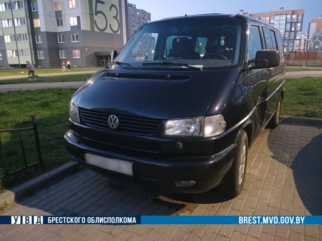 В Бресте бесправник на мотоцикле врезался в припаркованный микроавтобус. Подробности и видео