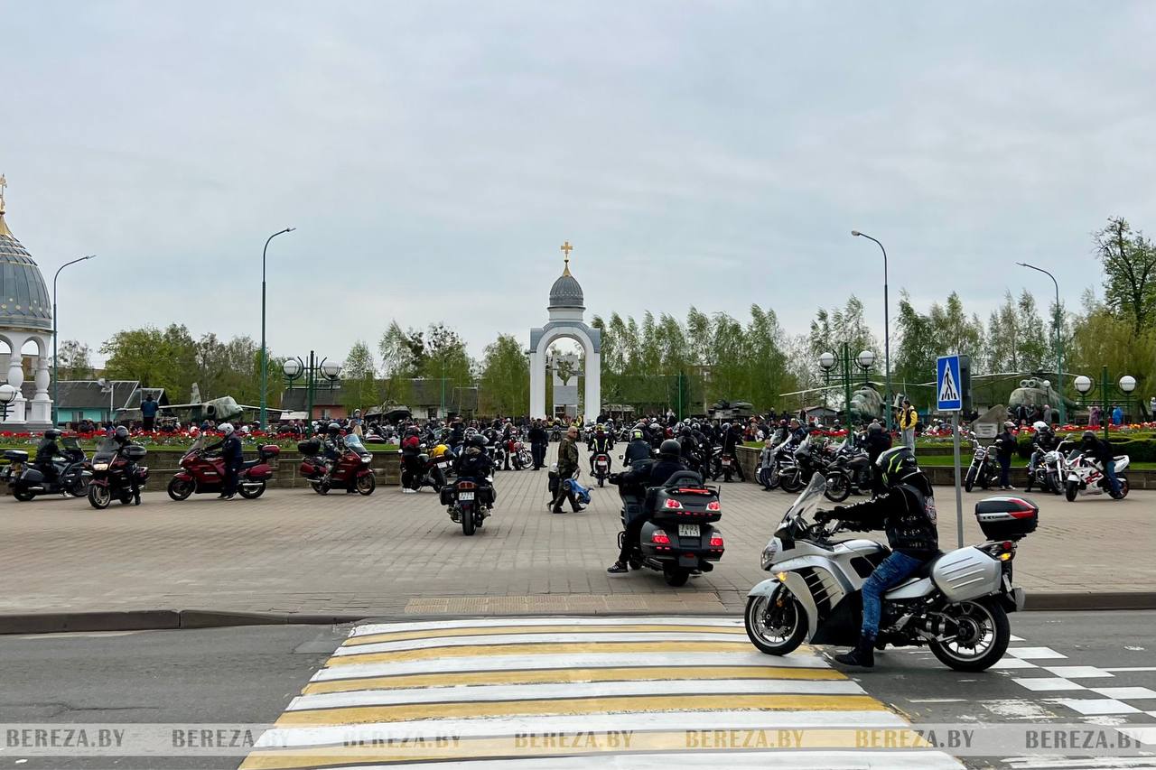 В Березе открыли мотосезон со священником и ГАИ