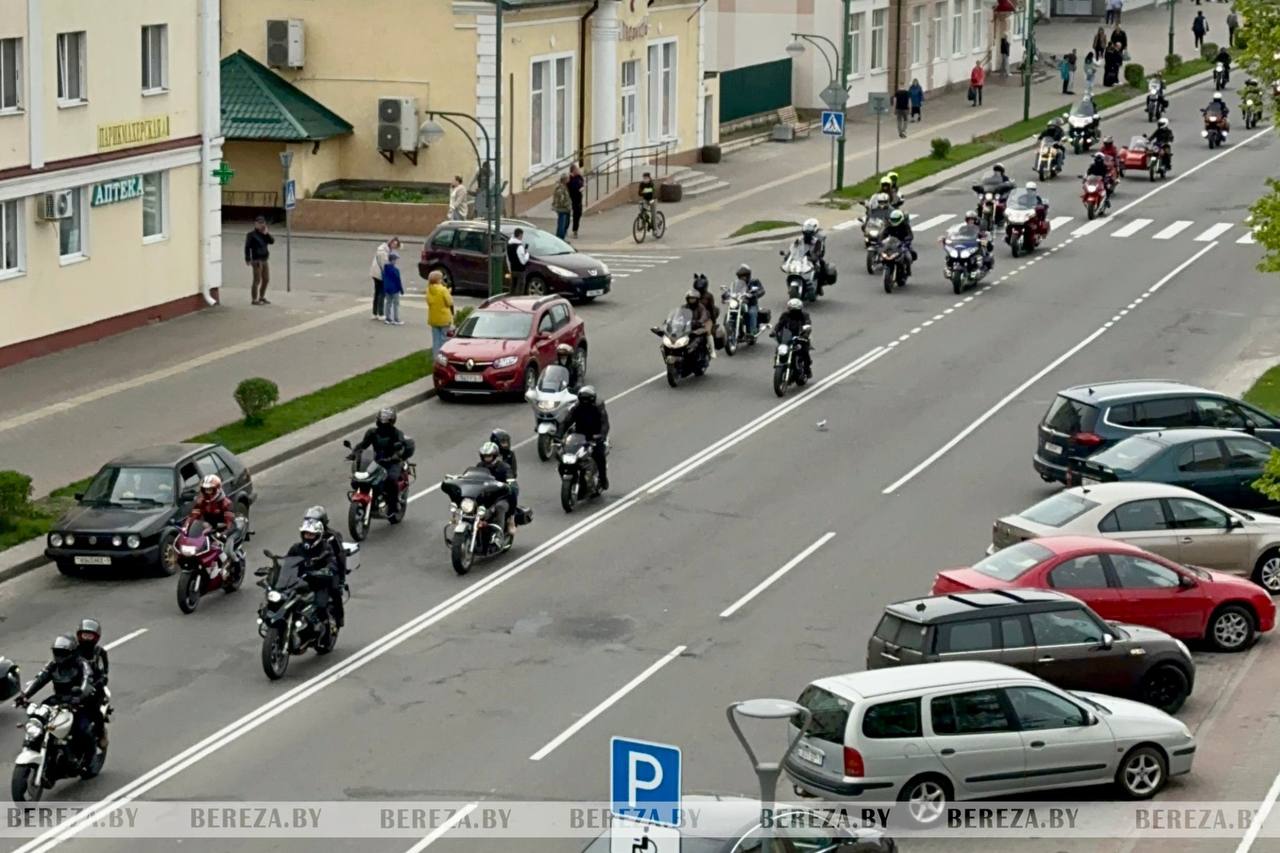 В Березе открыли мотосезон со священником и ГАИ