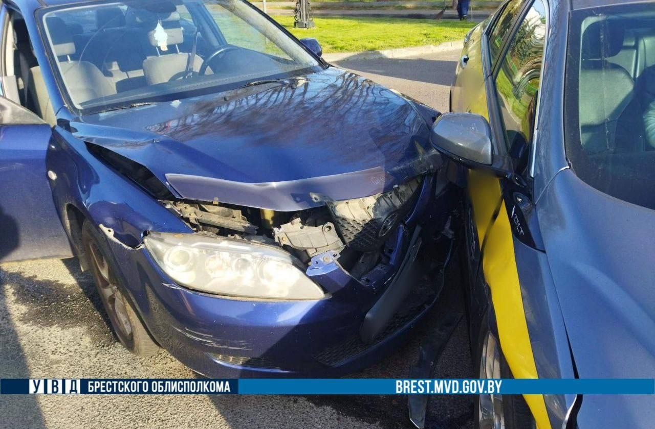 Утром в Бресте произошло ДТП с участием автомобиля такси