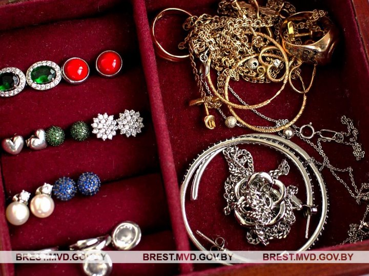 Золотые украшения и золотой слиток украли у жительницы Барановичей