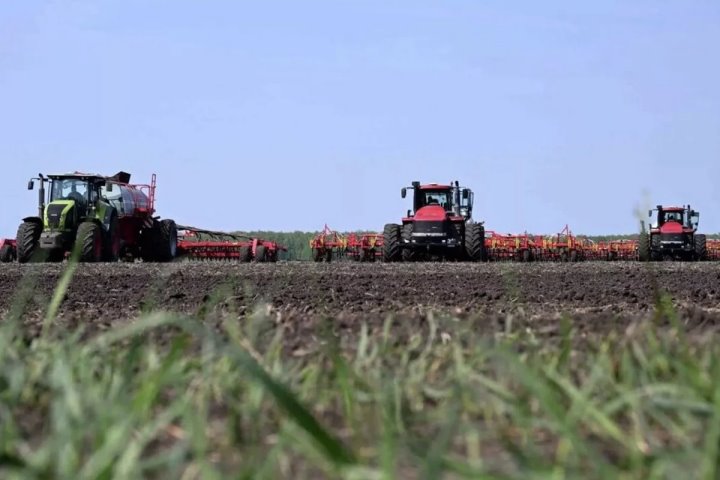 В Казахстане построят три завода по выпуску белорусских тракторов и комбайнов