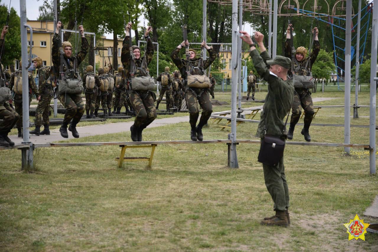 Новобранцы 38-ой Брестской бригады готовятся к своему первому прыжку с парашютом