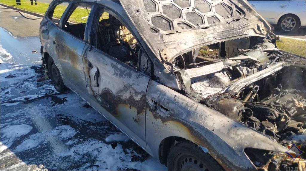 Появились фото автомобиля, который горел на проспекте Республики в Бресте.