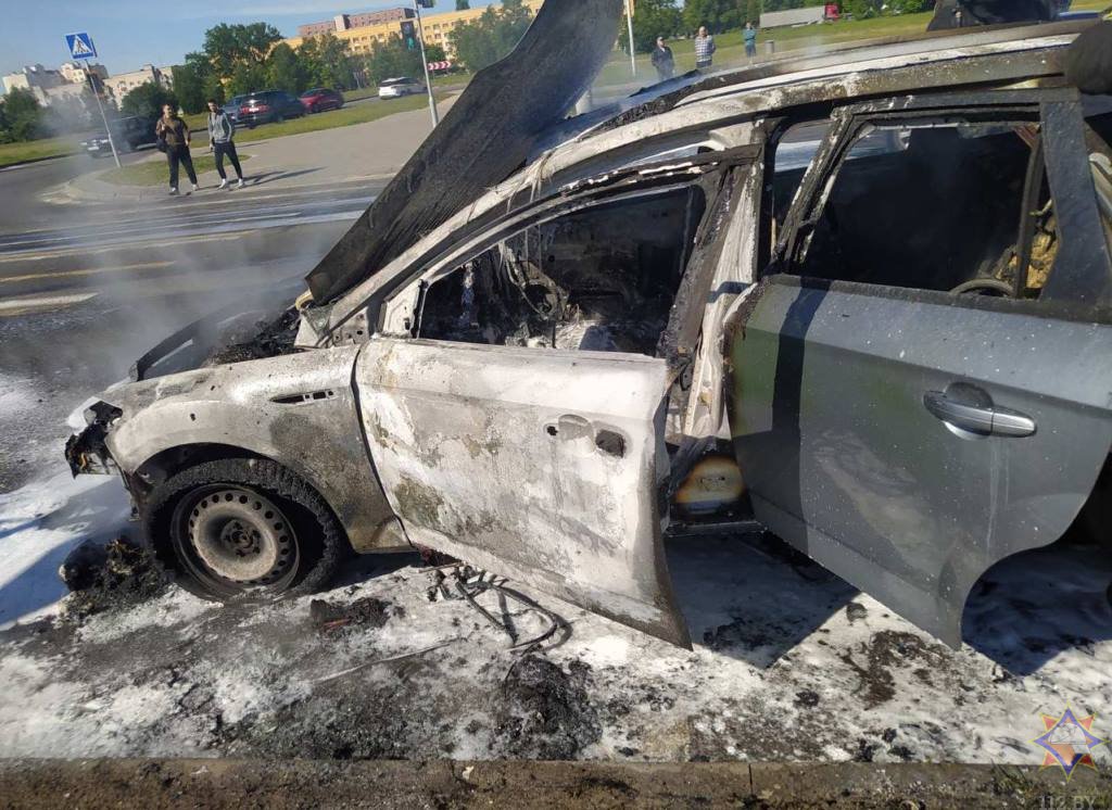 Появились фото автомобиля, который горел на проспекте Республики в Бресте.