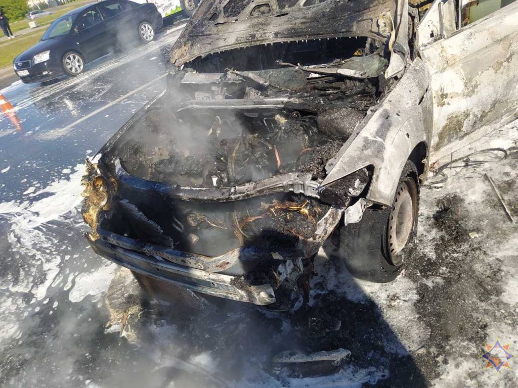 Появились фото автомобиля, который горел на проспекте Республики в Бресте.