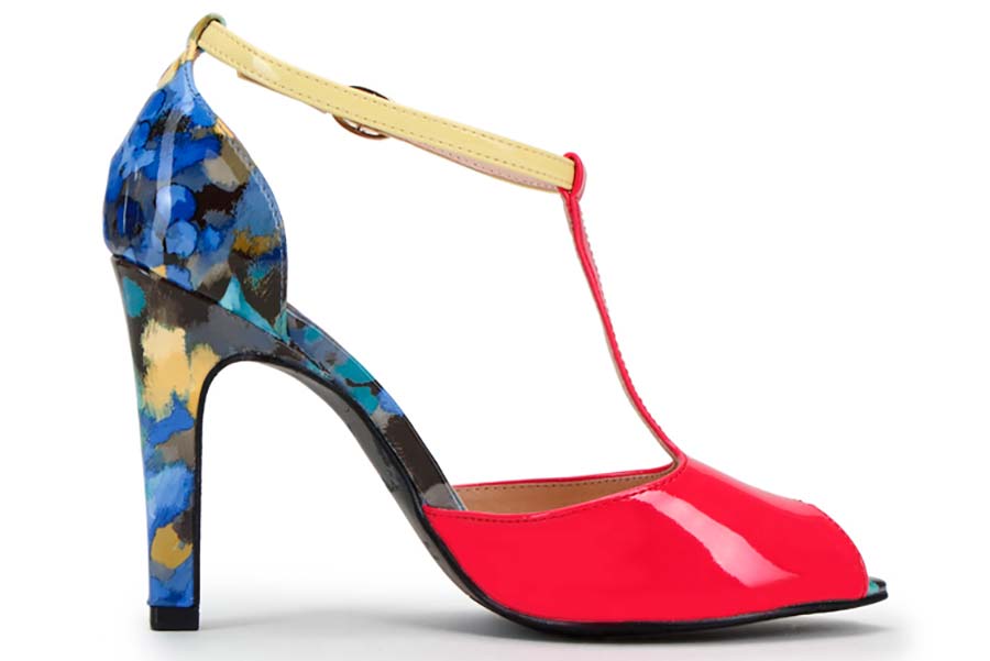 На каблуках и с ремешками: посмотрите на босоножки за 9 рублей